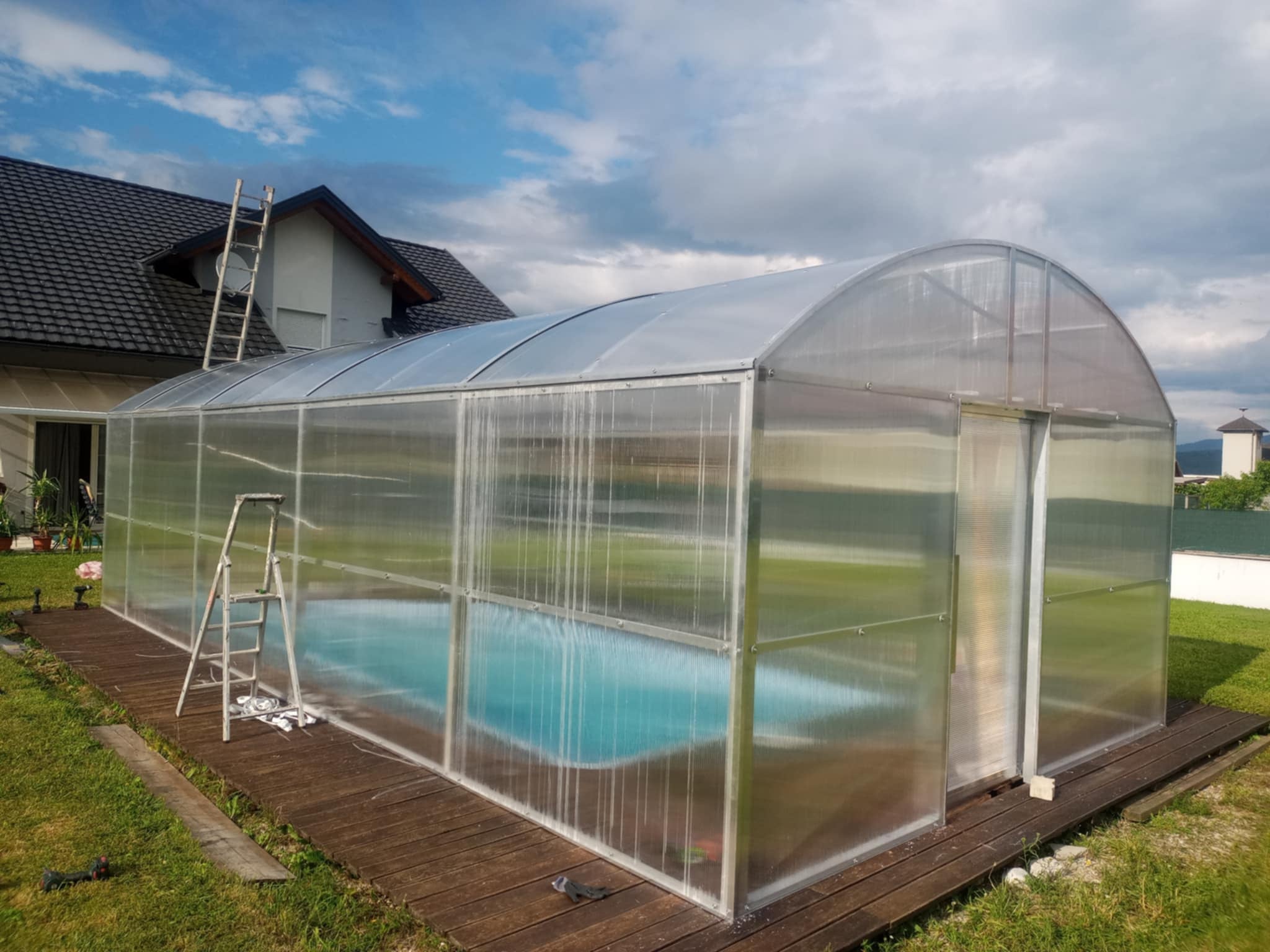 Kovinski nadstrešek primer